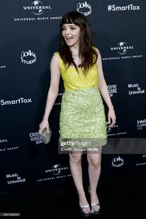 Lauren Mayberry feet photo thumbnail