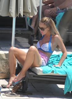 Lauren Pope feet photo thumbnail