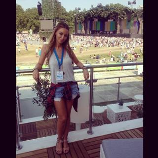 Lauren Pope feet photo thumbnail