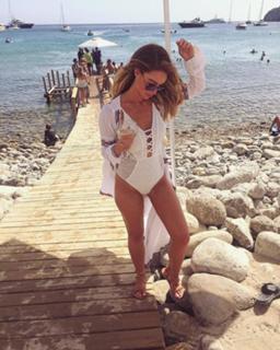 Lauren Pope feet photo thumbnail