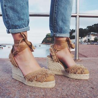 Lauren Pope feet photo thumbnail