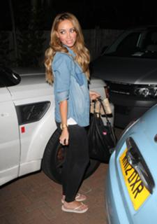 Lauren Pope feet photo thumbnail