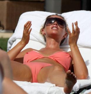 Lauren Pope feet photo thumbnail