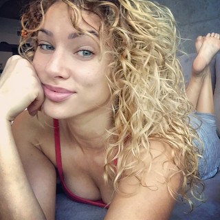 Lauren R. Wood feet photo thumbnail