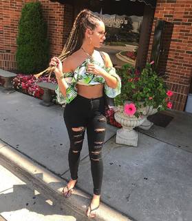 Lauren R. Wood feet photo thumbnail