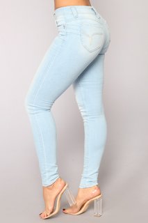 Lauren R. Wood feet photo thumbnail