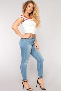 Lauren R. Wood feet photo thumbnail