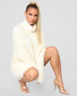 Lauren R. Wood feet photo thumbnail