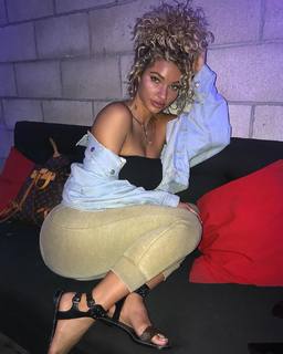 Lauren R. Wood feet photo thumbnail