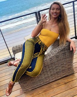 Lauren R. Wood feet photo thumbnail