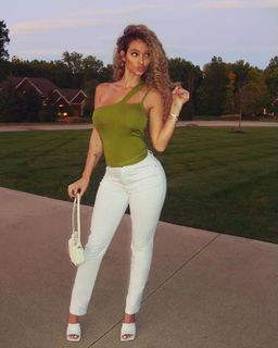 Lauren R. Wood feet photo thumbnail