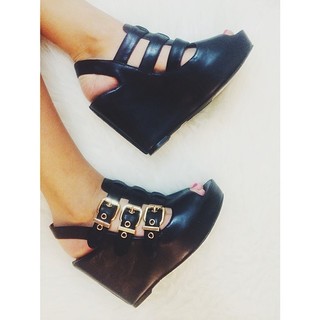 Lauren Riihimaki feet photo 5