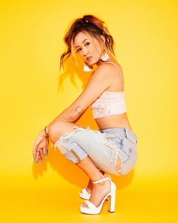 Lauren Riihimaki feet photo 5