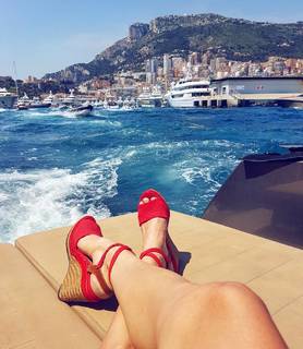 Laury Thilleman feet photo thumbnail