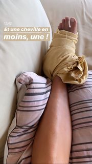 Laury Thilleman feet photo thumbnail