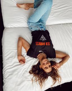 Laury Thilleman feet photo thumbnail