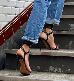 Laury Thilleman feet photo thumbnail