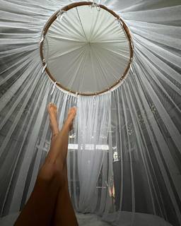 Laury Thilleman feet photo thumbnail