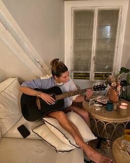 Laury Thilleman feet photo thumbnail