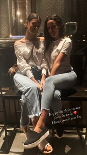 Laysla De Oliveira feet photo thumbnail