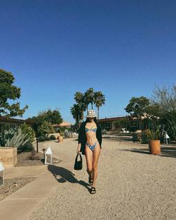 Laysla De Oliveira feet photo thumbnail