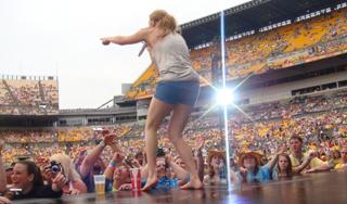 LeAnn Rimes feet photo thumbnail