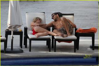 LeAnn Rimes feet photo thumbnail