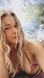 LeAnn Rimes feet photo thumbnail