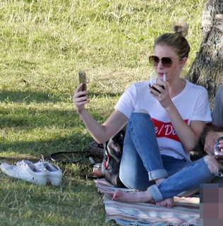 LeAnn Rimes feet photo thumbnail