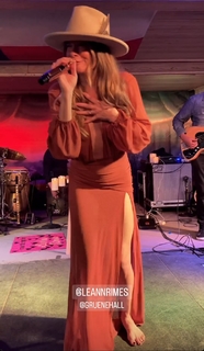LeAnn Rimes feet photo thumbnail