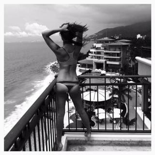 Lea Michele feet photo thumbnail
