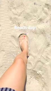 Lea Michele feet photo thumbnail
