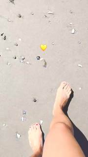Lea Michele feet photo thumbnail
