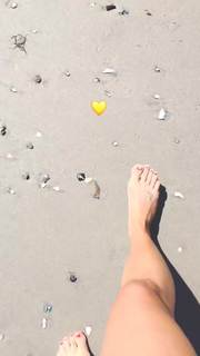 Lea Michele feet photo thumbnail