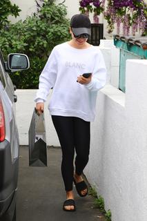 Lea Michele feet photo thumbnail