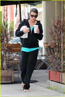 Lea Michele feet photo thumbnail