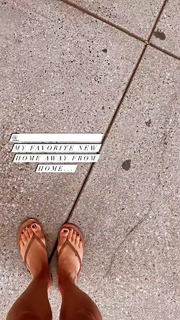 Lea Michele feet photo thumbnail