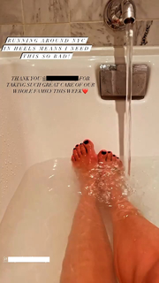 Lea Michele feet photo thumbnail