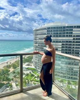 Lea Michele feet photo thumbnail