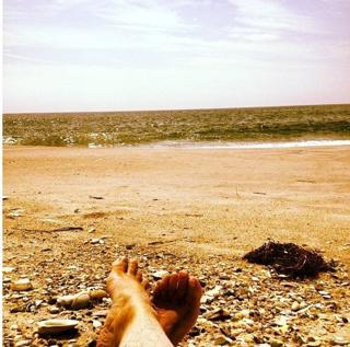 Lea Thompson feet photo thumbnail