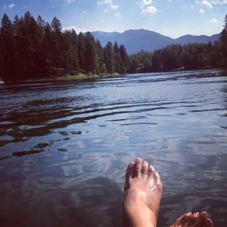 Lea Thompson feet photo thumbnail