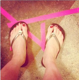 Lea Thompson feet photo thumbnail