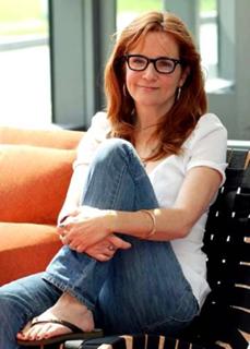 Lea Thompson feet photo thumbnail