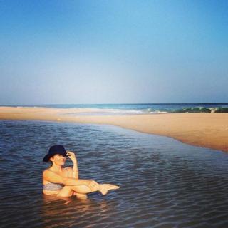 Lea Thompson feet photo thumbnail