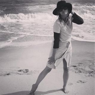 Lea Thompson feet photo thumbnail