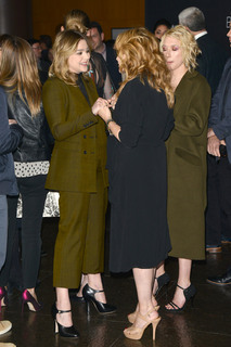 Lea Thompson feet photo thumbnail