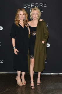 Lea Thompson feet photo thumbnail