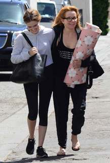 Lea Thompson feet photo thumbnail