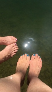 Lea Thompson feet photo thumbnail