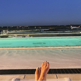Lea Thompson feet photo thumbnail